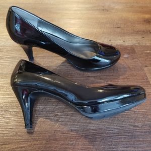 Sexy black patent pumps, Bandolino